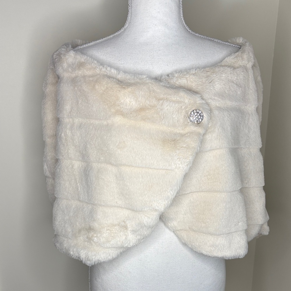 Robbie Bee Cream Faux Fur Wrap. XL